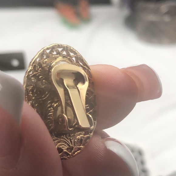 Vintage 1928 Brand Black Oval Cabochon Gold Tone Clip On Earrings - Picture 6 of 7